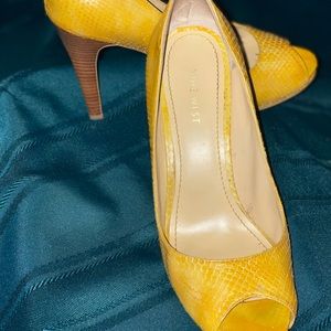Size 8 Nine West peep toe heels